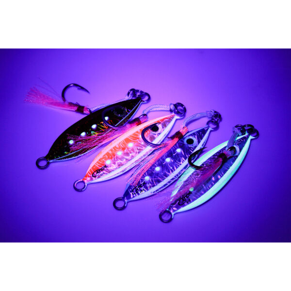 Check out these four vibrant lures on the BerleyPro scene! The Catch The Boss Jig steals the spotlight, glowing brilliantly under purple light. Its reflective and translucent design is nothing short of mesmerizing.